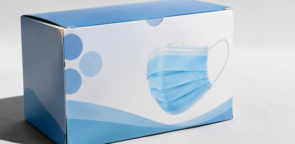 Một thùng carton đựng nhiều gói khẩu trang y tế được xếp gọn gàng, thể hiện sự đóng gói chuyên nghiệp và an toàn.