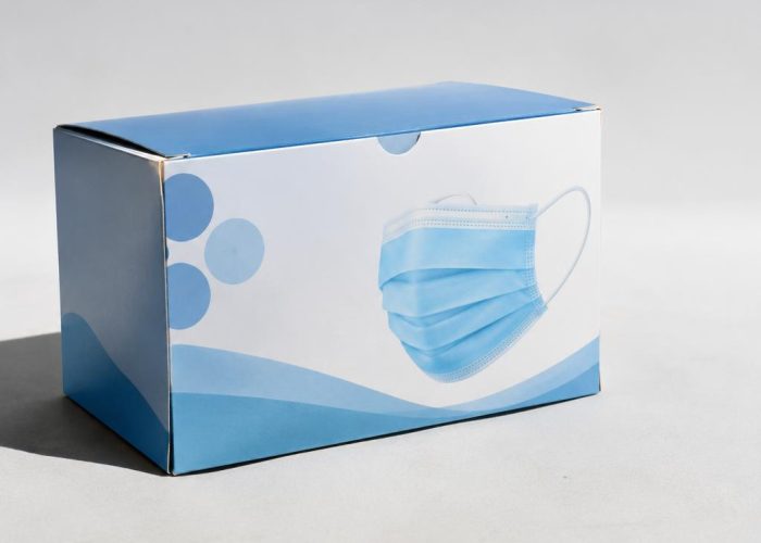 Một thùng carton đựng nhiều gói khẩu trang y tế được xếp gọn gàng, thể hiện sự đóng gói chuyên nghiệp và an toàn.