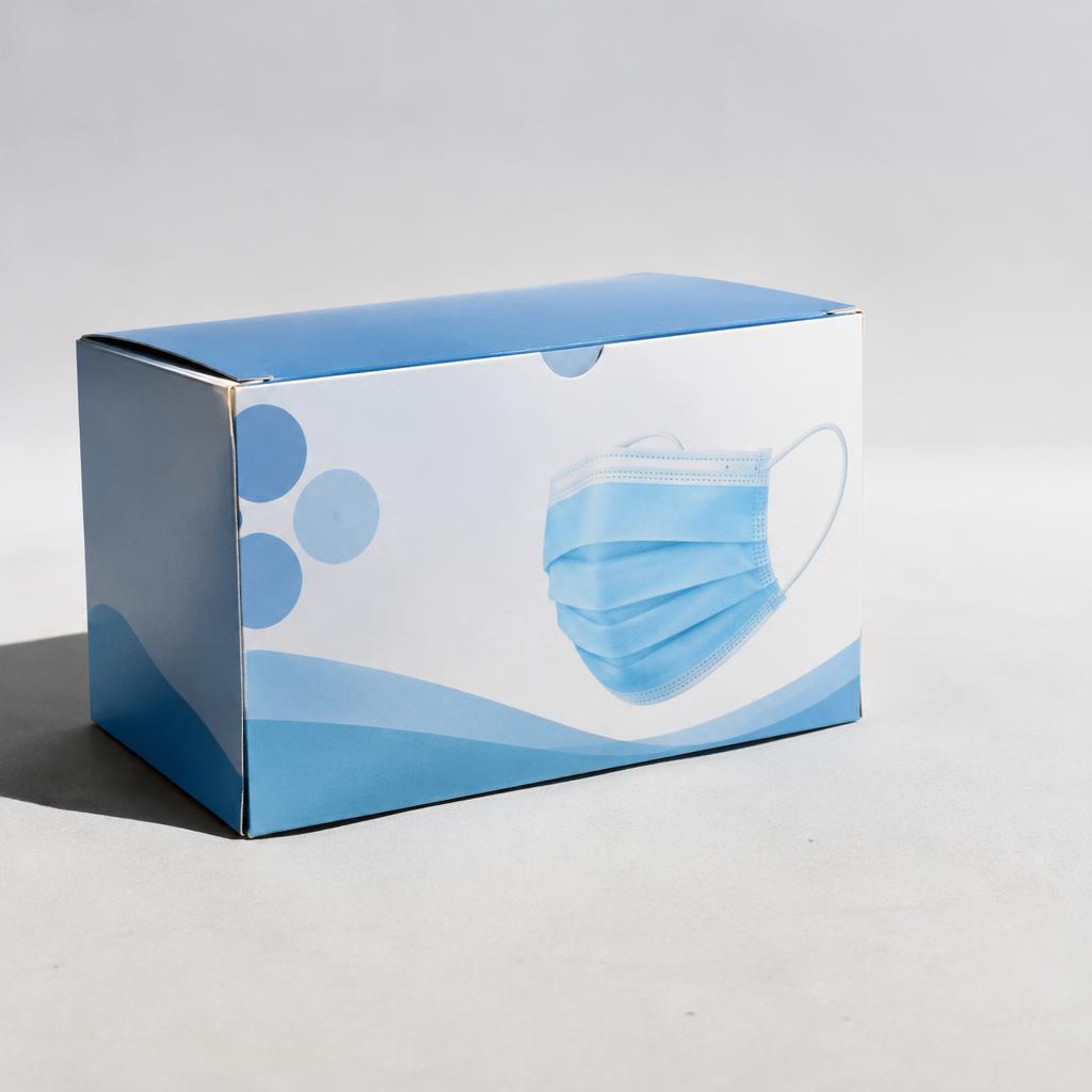 Một thùng carton đựng nhiều gói khẩu trang y tế được xếp gọn gàng, thể hiện sự đóng gói chuyên nghiệp và an toàn.